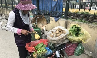 Khi đi bán rau, bà Lương chịu khó gom nhặt cơm thừa về nuôi gà vịt ở nhà