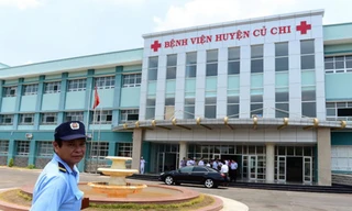 Mang trái nổ ép bác sĩ tại bệnh viện cứu nạn nhân