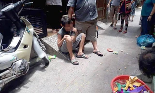 Sau khi phát hiện đồ cúng cô hồn rẻ tiền. P. đã hất đổ đồ rồi dùng dao dâm con gia chủ thủng khí quản. P. đã bị người dân bắt giao công an. Ảnh: V.N