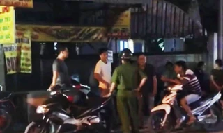 Cảnh sát khám nghiệm hiện trường, tối 27/10