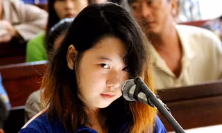 Bà nội khóc ngất khi nghe cháu gái đồng tính bị tuyên án