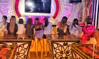 Tiếp viên nhà hàng Quỳnh Trâm 1 tránh mặt đoàn kiểm tra