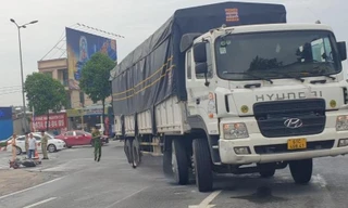 Xe máy va chạm ô tô tải, bé trai 9 tuổi tử vong