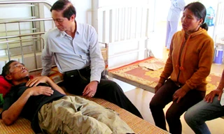 Đại diện Vườn quốc gia Bạch Mã đến thăm hỏi, động viên các nạn nhân đang điều trị tại bệnh viện. Ảnh. Thảo Nguyên