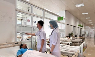 Cấp cứu 8 người ngộ độc sau khi ăn lẩu