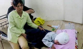 Chị H. đang chăm sóc cháu H. tại bệnh viện Nhi Thanh Hóa