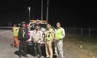 Tài xế hoảng hồn né người đàn ông chạy xe đạp trên đường cao tốc ban đêm