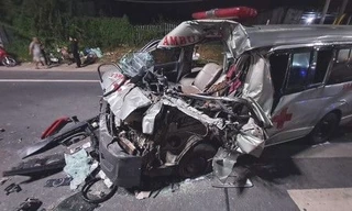 Tông đuôi ô tô, xe cấp cứu 'nát đầu', 3 người bị thương