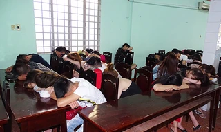 Nhóm thanh niên nam nữ tại cơ quan công an