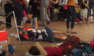 Du khách vật vã tại các khu vui chơi ở Hà Nội