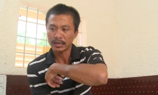 Khổng Minh Trí diễn lại cảnh kẹp cổ, nhấn nước nạn nhân tử vong. 