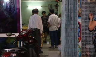 Chủ tiệm game bị khách chơi kề dao vào cổ cướp tiền