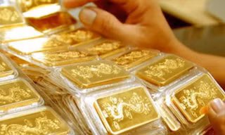 Giá vàng trong nước để mất 100.000 đồng/lượng, nhà đầu tư có bán tháo trong tuần tới?