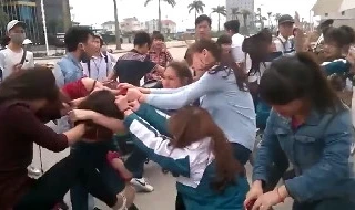 Ngăn bạn đánh nhau, nữ sinh lớp 10 bị đâm gục