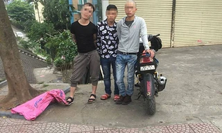 Nhóm thanh niên cùng số vũ khí thô sơ