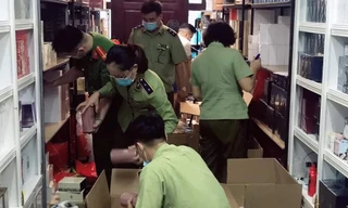 Cơ quan chức năng mất 12 tiếng kiểm đếm hết số hàng hóa thu giữ. Ảnh Cục QLTT Hà Nội