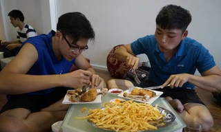 Nếu ăn hết 4 đùi gà chiên giòn, 0,5 kg khoai tây lắc phô mai và 2 cốc Coca trong 15 phút, và sử dụng dao, dĩa, cặp đôi sẽ được giải thưởng 1 triệu đồng