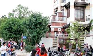 Rất đông người dân đã có mặt tại nhà bà Thủy để chứng kiến sự việc, trong đó có một số người đã cho bà này vay tiền