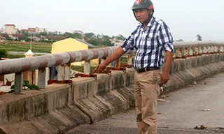 Trưởng Công an xã Hải Phúc, ông Nguyễn Ngọc Thành chỉ cho chúng tôi hiện trường nơi xảy ra sự việc