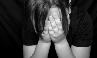 Bỏ nhà đi bụi, bé 12 tuổi bị bạn chat cưỡng bức