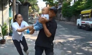 Người phụ nữ bị chặn đường, bắt con 2 tuổi vì không chịu trả nợ thay chồng