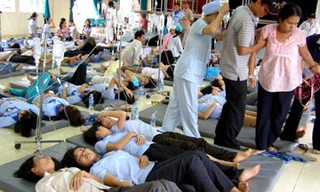 Hàng chục học viên ở Hà Nội nhập viện sau bữa cơm tối