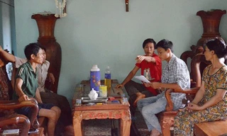 Anh Trần Văn Đoạt (áo đỏ), nhân chứng đang kể lại vụ việc