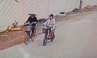 Hình ảnh bà Hường đi cùng nạn nhân trước khi cháu mất tích được camera ghi lại