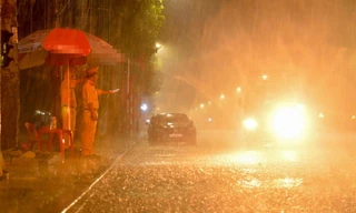 Trắng đêm dầm mưa cùng lực lượng tuyến đầu chống dịch