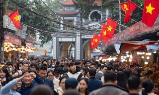 Ngày đầu đi làm, Phủ Tây Hồ đông kín người dâng lễ, du khách chen chân tìm lối đi