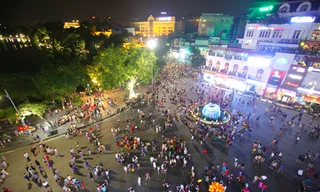 Không gian đi bộ hồ Gươm được cho là ít các hoạt động văn hóa nghệ thuật và dịch vụ phục vụ nhu cầu người dân và du khách. Ảnh: Ngọc Thành