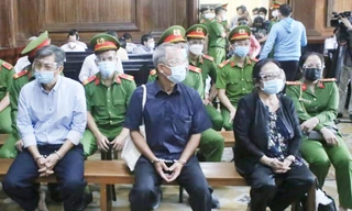 Ông Nguyễn Thành Tài (giữa) và các bị cáo tại toà. 