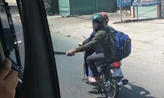 Hai thanh niên cầm mã tấu đuổi chém xe khách hơn 3km. Ảnh: Cắt từ video