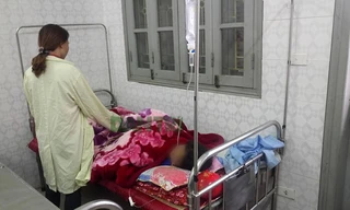 Bé gái B.T.M.T. đang được điều trị tại Bệnh viện đa khoa tỉnh Hòa Bình