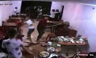 Côn đồ chém gục khách ăn đêm và con gái chủ quán