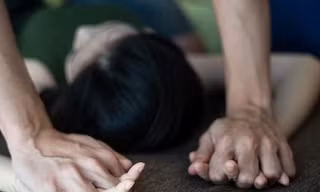 Nữ nhân viên bị ông chủ hiếp dâm trong quán trà sữa