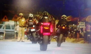 Môt số môtô lắp biển số không đúng quy định, lạng lách khi cảnh sát chốt chặn. Ảnh: Khánh Hương