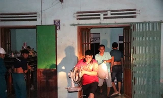 Người dân di tản khỏi nhà bị sụt lún. Ảnh: Baohoabinh