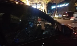 Chiếc xe bị đập vỡ cửa kính