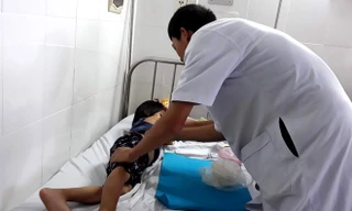 Bé gái đang được chăm sóc, điều trị tại bệnh viện Đa khoa tỉnh Ninh Thuận