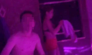 Nữ nhân viên bị bắt quả tang đang kích dục cho khách nước ngoài. Ảnh: Công an cung cấp