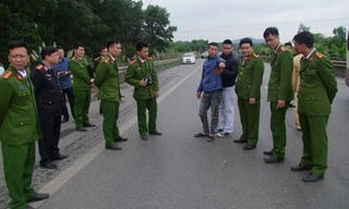 Hoàng Văn Trường (áo xanh), tại buổi thực nghiệm hiện trường