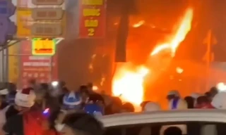 Cháy ngùn ngụt cửa hàng đồ 'mẹ và bé', nhiều người ôm tài sản tháo chạy 