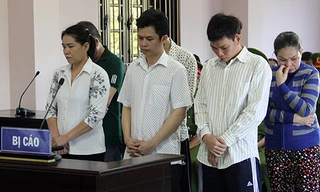 Trần Kiều Trang (bìa trái) cùng các đồng phạm tại phiên toà
