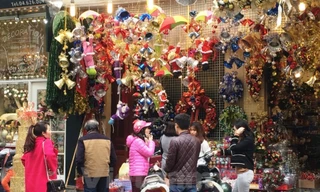 Đa dạng các sản phẩm trang trí lung linh, đẹp mắt được bày bán, thu hút đông đảo người mua sắm dịp Noel tại phố Hàng Mã. (Ảnh: Thanh Tâm/Vietnam+)