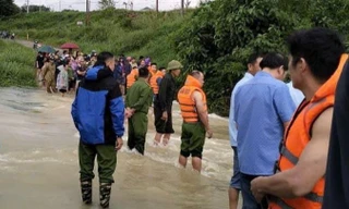 Qua đập tràn tới trường, 2 người bị lũ cuốn trôi
