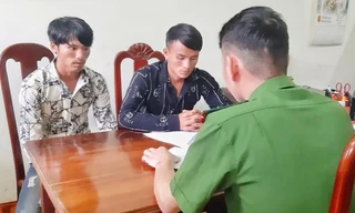 Hờ A Lái và Hờ A Chầu tại cơ quan công an - Ảnh: Công an cung cấp