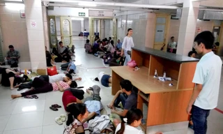 12h trưa, tại khoa Khám bệnh (bệnh viện Bạch Mai) có hàng trăm bệnh nhân và người nhà đứng, ngồi vạ vật khắp các hành lang