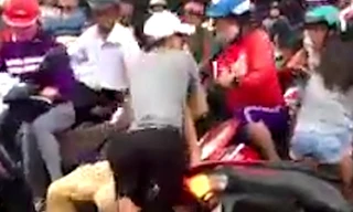 Nam thanh niên quật ngã cảnh sát giao thông. Ảnh: Cắt từ video