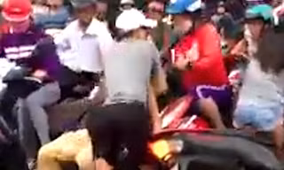 Nam thanh niên quật ngã cảnh sát giao thông. Ảnh: Cắt từ video